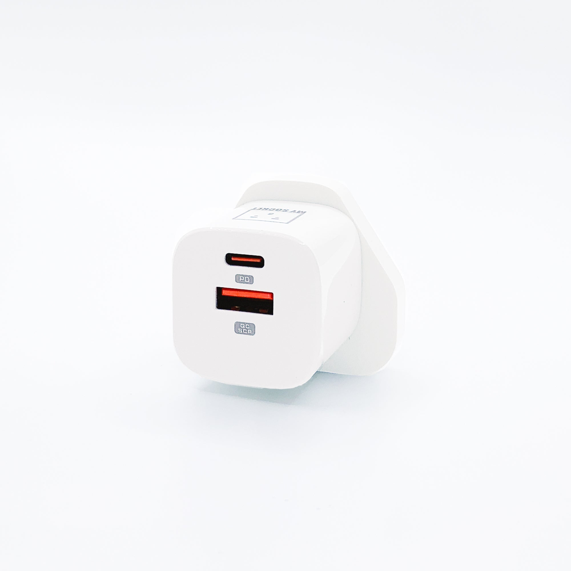 20W 快速充電，可支持IOS及Android系統之設備快充，符合國際電壓100-240V ，攜帶到旅遊方也能使用。